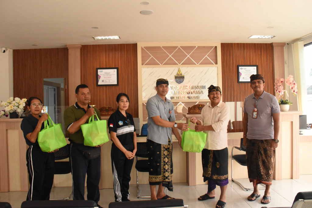 Perumda Air Minum Tirta Mangutama Salurkan Bantuan TJSP untuk Kegiatan Aksi Sosial Kesehatan Gratis dan Sembako di Desa Sulangai