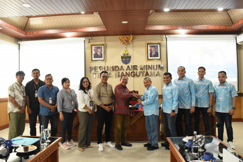 Perumdam Tirta Mangutama Terima Kunjungan Study Banding Perumdam Tirta Tarum Karawang